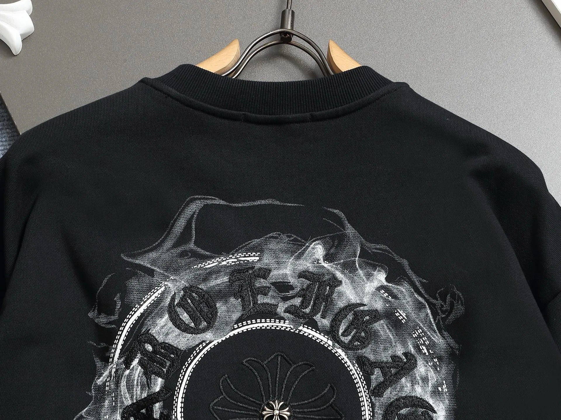 P250 Chrome hearts ch Chrome hearts cross horseshoe LOGO round-neck sweatshirt with thousands of needle embroidery crafts. Large version. Loose and stylish. The difference is the low version, the slim version, the upper body and the crotch. 100% commitment: top quality, not fast food. The highest version on the market. Top quality, 450 grams. 26 custom-dyed double yarn cotton, the same style for men and women, complete with three standards. Color: Black White Size: SMLXL